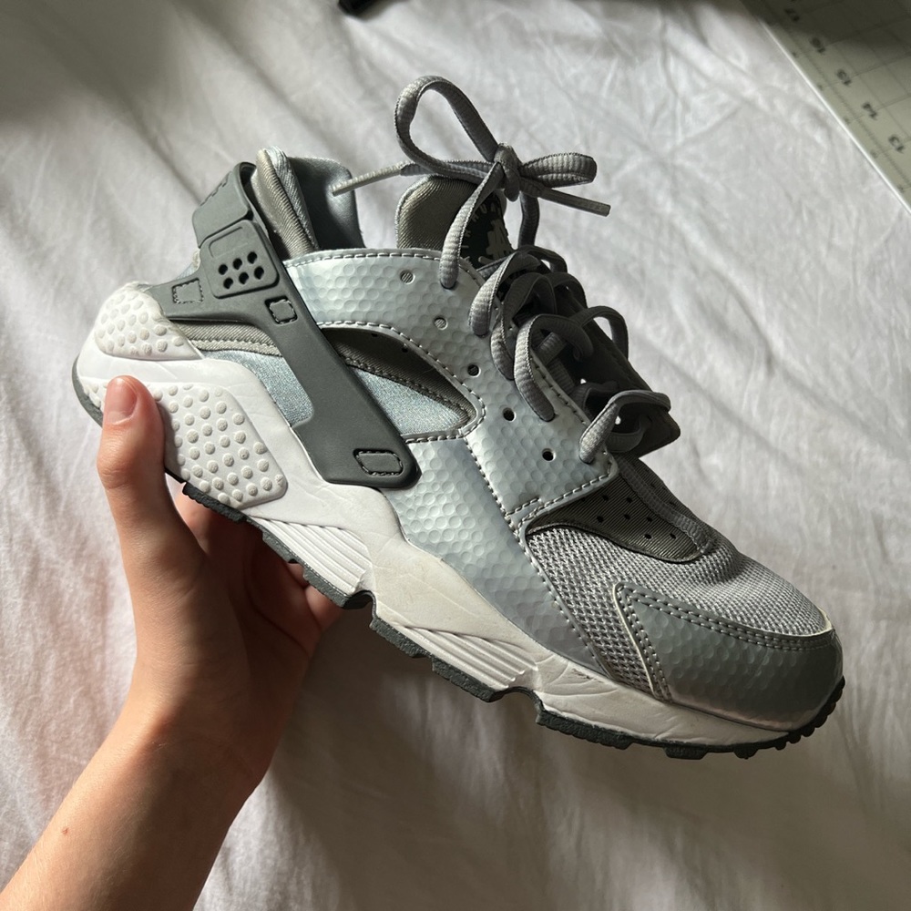 NIKE HUARACHES WOMEN’S SIZE 6.5/7